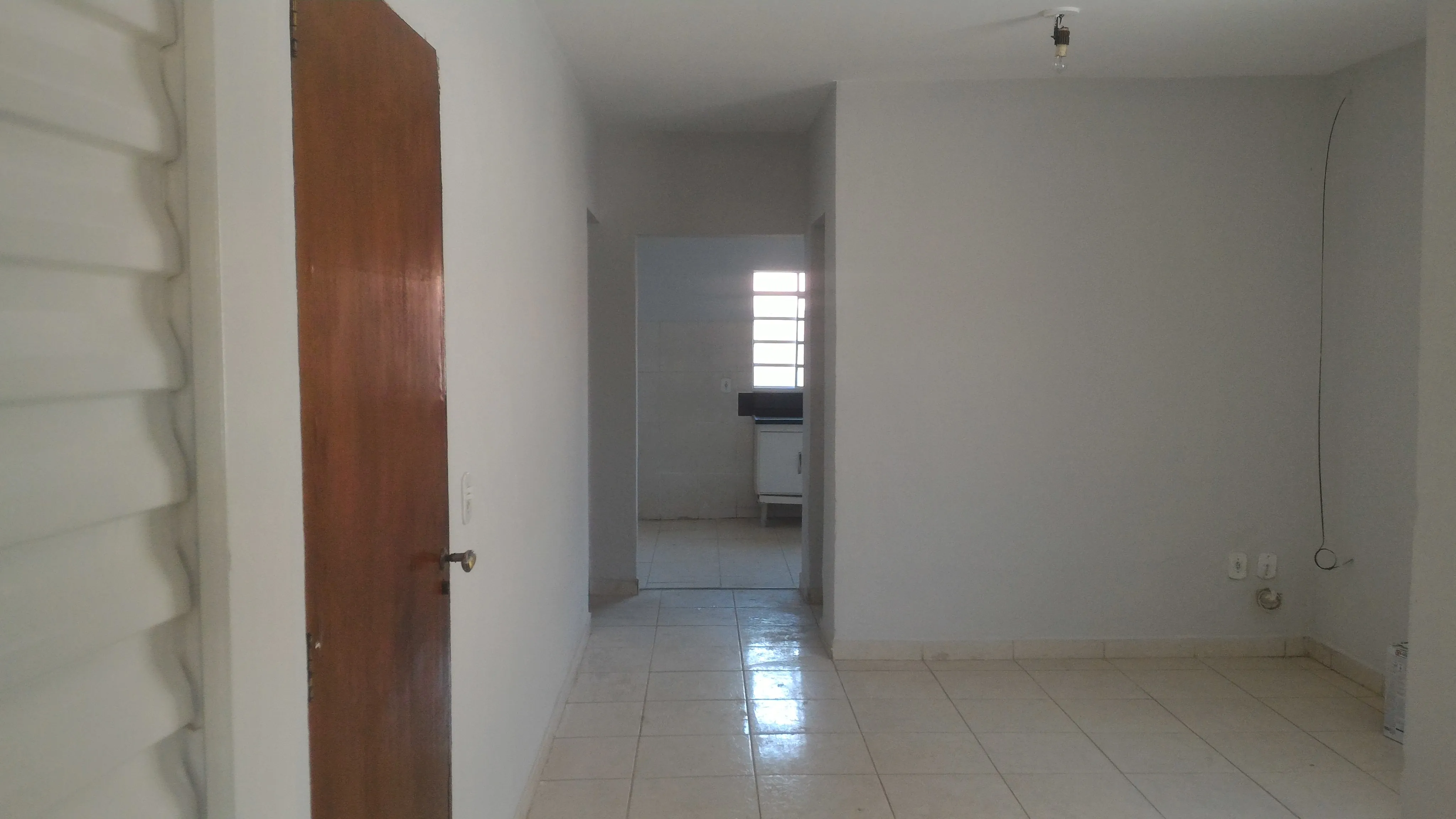 Casa com dois quartos (um suite), garagem, vaga para mais 2 veículos, cozinha grande, sala grande que dá para dividir e fazer o terceiro quarto, quintal, 87m² de área construída, bairro Santa Lúcia. Aceita troca. - foto 3