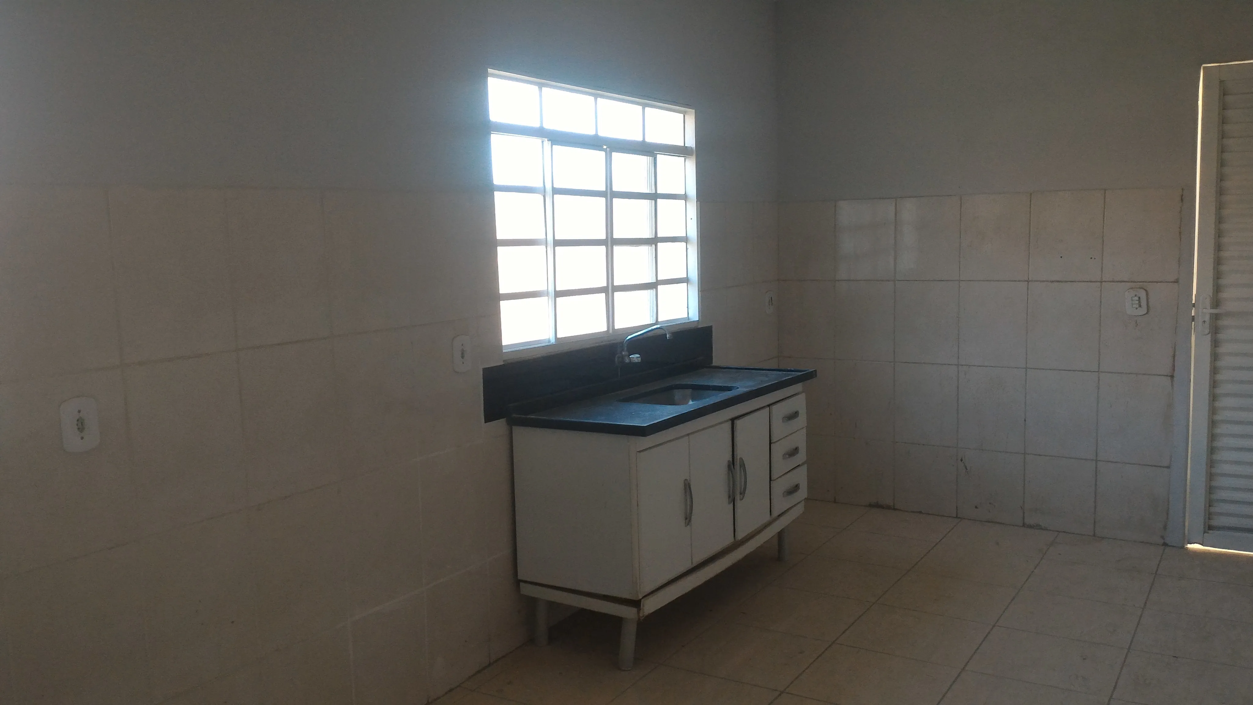 Casa com dois quartos (um suite), garagem, vaga para mais 2 veículos, cozinha grande, sala grande que dá para dividir e fazer o terceiro quarto, quintal, 87m² de área construída, bairro Santa Lúcia. Aceita troca. - foto 4