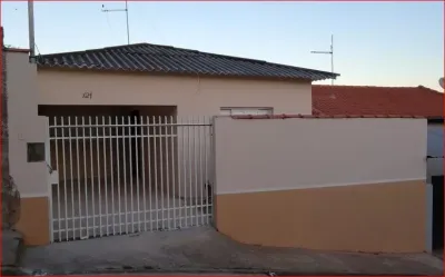 Casa com dois quartos (um suite), 2 garagens, opção para...