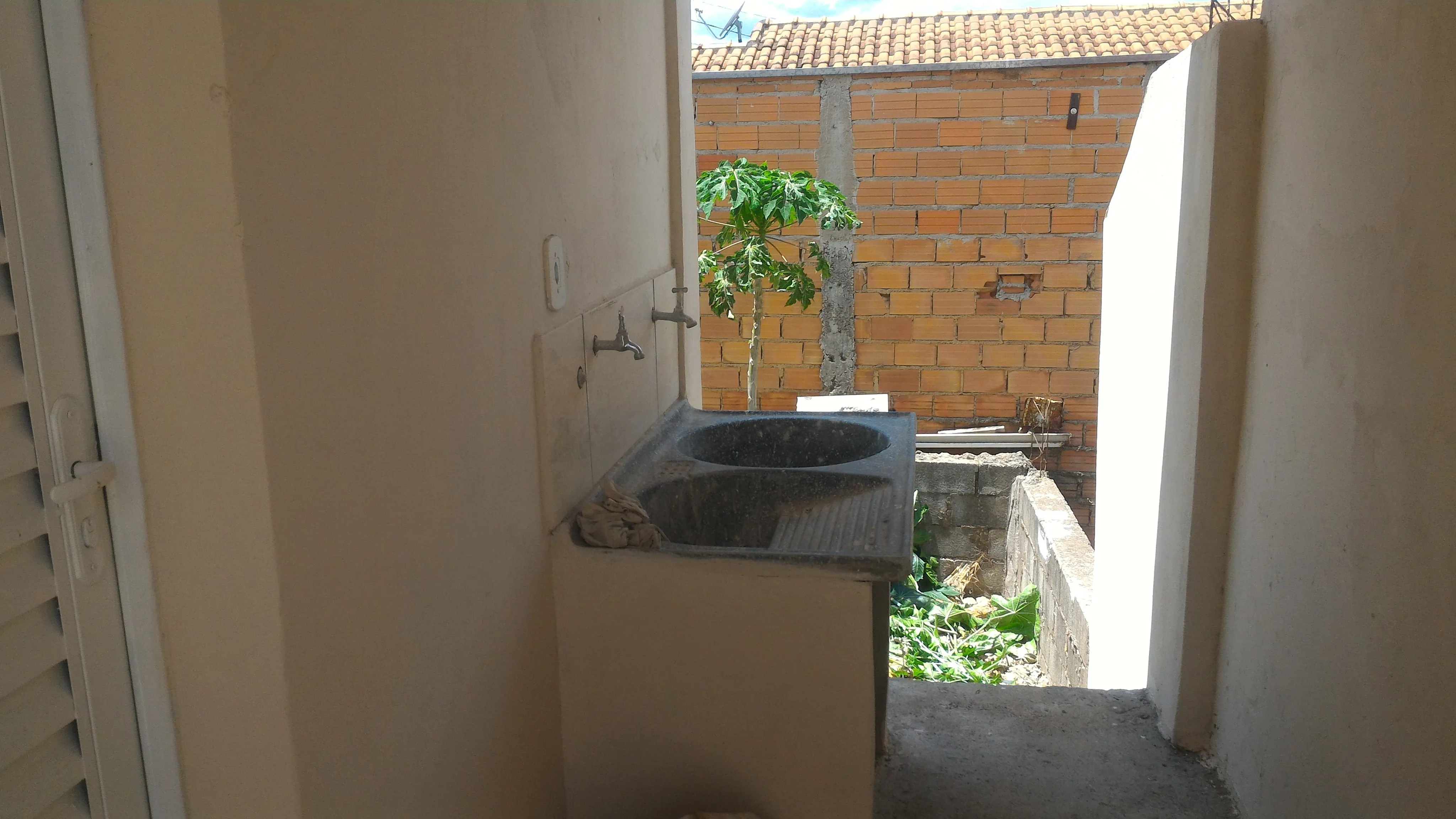 Casa com dois quartos (um suite), garagem, vaga para mais 2 veículos, cozinha grande, sala grande que dá para dividir e fazer o terceiro quarto, quintal, 87m² de área construída, bairro Santa Lúcia. Aceita troca. - foto 6