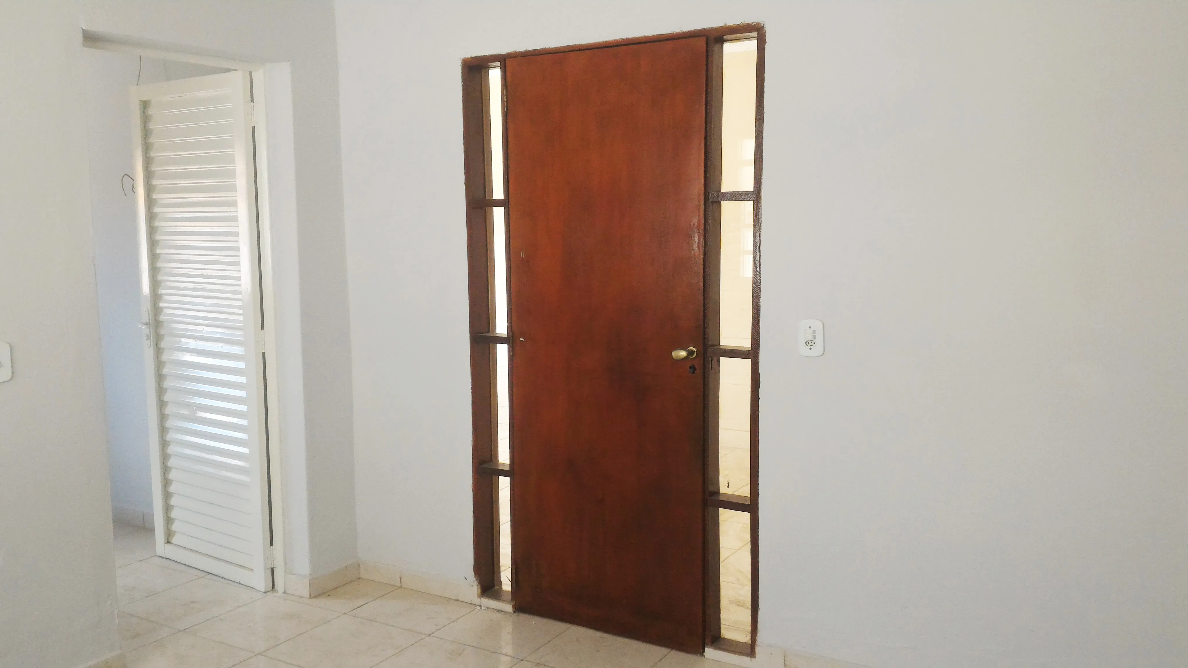 Casa com dois quartos (um suite), garagem, vaga para mais 2 veículos, cozinha grande, sala grande que dá para dividir e fazer o terceiro quarto, quintal, 87m² de área construída, bairro Santa Lúcia. Aceita troca. - foto 7