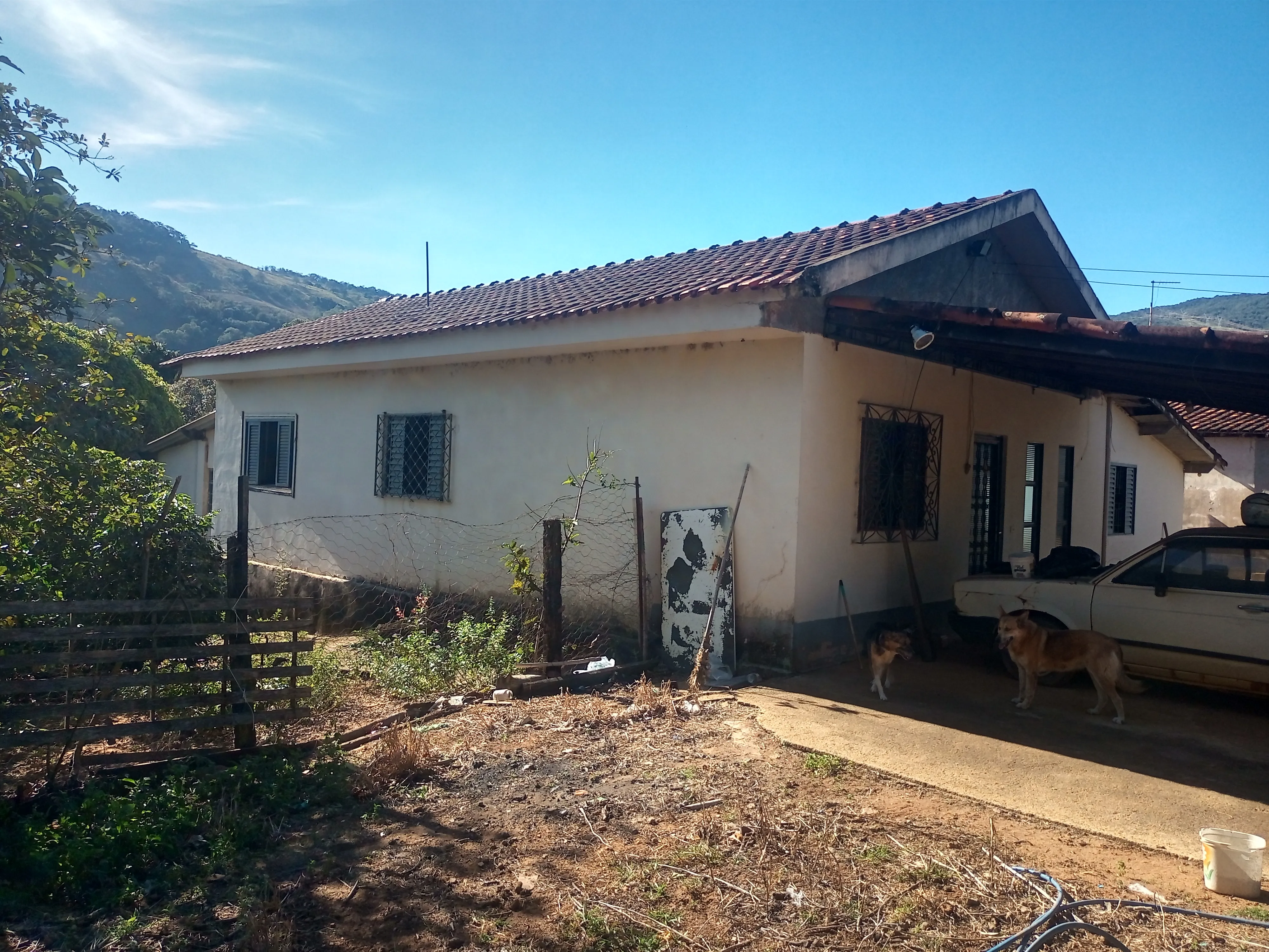 Chácara aconchegante com 3.600m², casa com laje, 4 quartos, 3 salas, 3 banheiros, churrasqueira, lugar para açude, córrego,  pomar com jabuticabeiras, abacateiros, mangueiras e belos arvoredos que proporcionam um ambiente bucólico, tranquilo e cheio de paz. Conta ainda com uma varanda com churrasqueira, perfeita para reunir amigos e familiares em momentos especiais. - foto 1