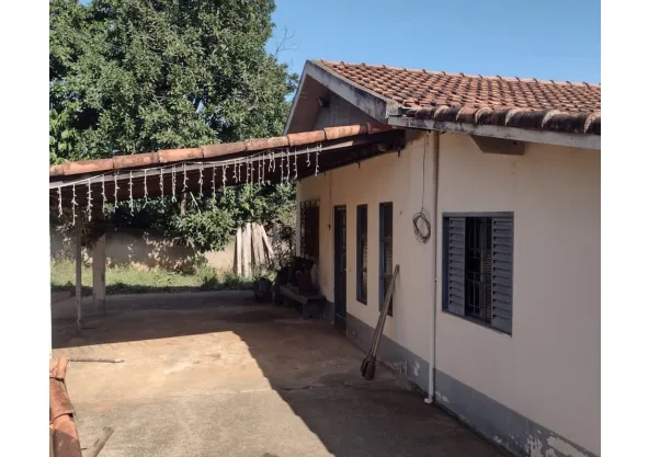Chácara aconchegante com 3.600m², casa com laje, 4 quartos, 3 salas, 3 banheiros, churrasqueira, lugar para açude, córrego,  pomar com jabuticabeiras, abacateiros, mangueiras e belos arvoredos que proporcionam um ambiente bucólico, tranquilo e cheio de paz. Conta ainda com uma varanda com churrasqueira, perfeita para reunir amigos e familiares em momentos especiais. - foto 2