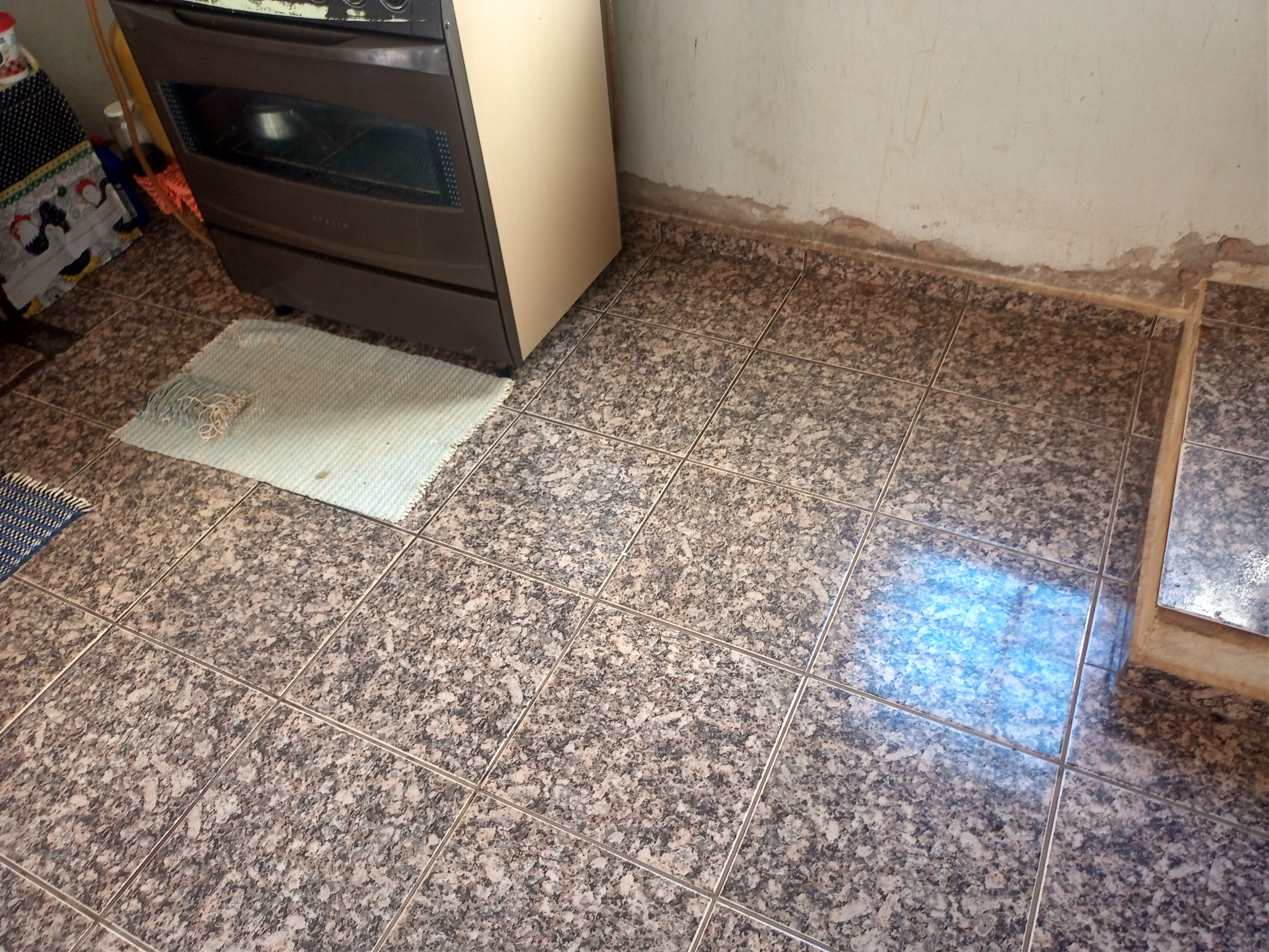 Chácara aconchegante com 3.600m², casa com laje, 4 quartos, 3 salas, 3 banheiros, churrasqueira, lugar para açude, córrego,  pomar com jabuticabeiras, abacateiros, mangueiras e belos arvoredos que proporcionam um ambiente bucólico, tranquilo e cheio de paz. Conta ainda com uma varanda com churrasqueira, perfeita para reunir amigos e familiares em momentos especiais. - foto 9