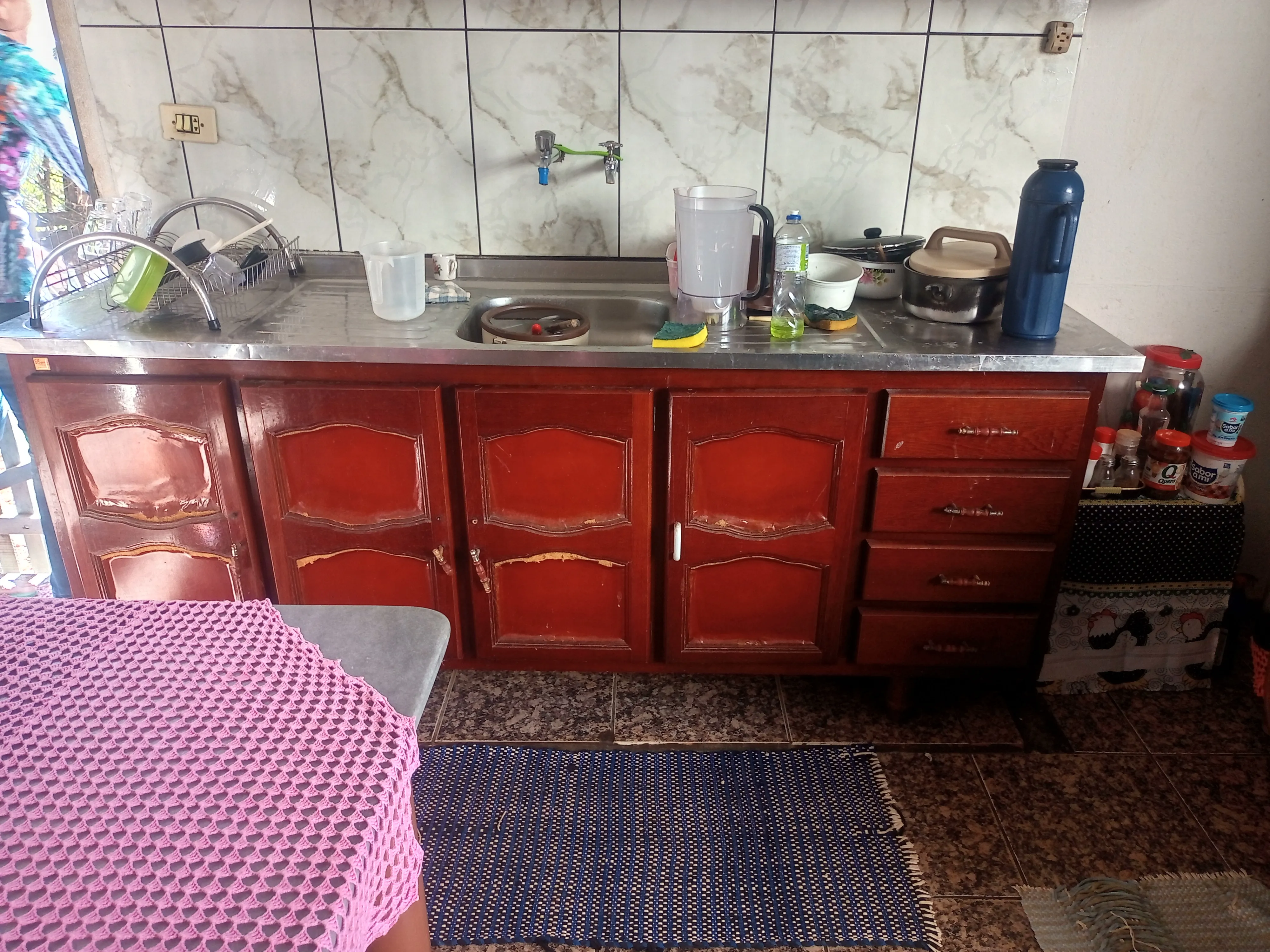 Chácara aconchegante com 3.600m², casa com laje, 4 quartos, 3 salas, 3 banheiros, churrasqueira, lugar para açude, córrego,  pomar com jabuticabeiras, abacateiros, mangueiras e belos arvoredos que proporcionam um ambiente bucólico, tranquilo e cheio de paz. Conta ainda com uma varanda com churrasqueira, perfeita para reunir amigos e familiares em momentos especiais. - foto 10
