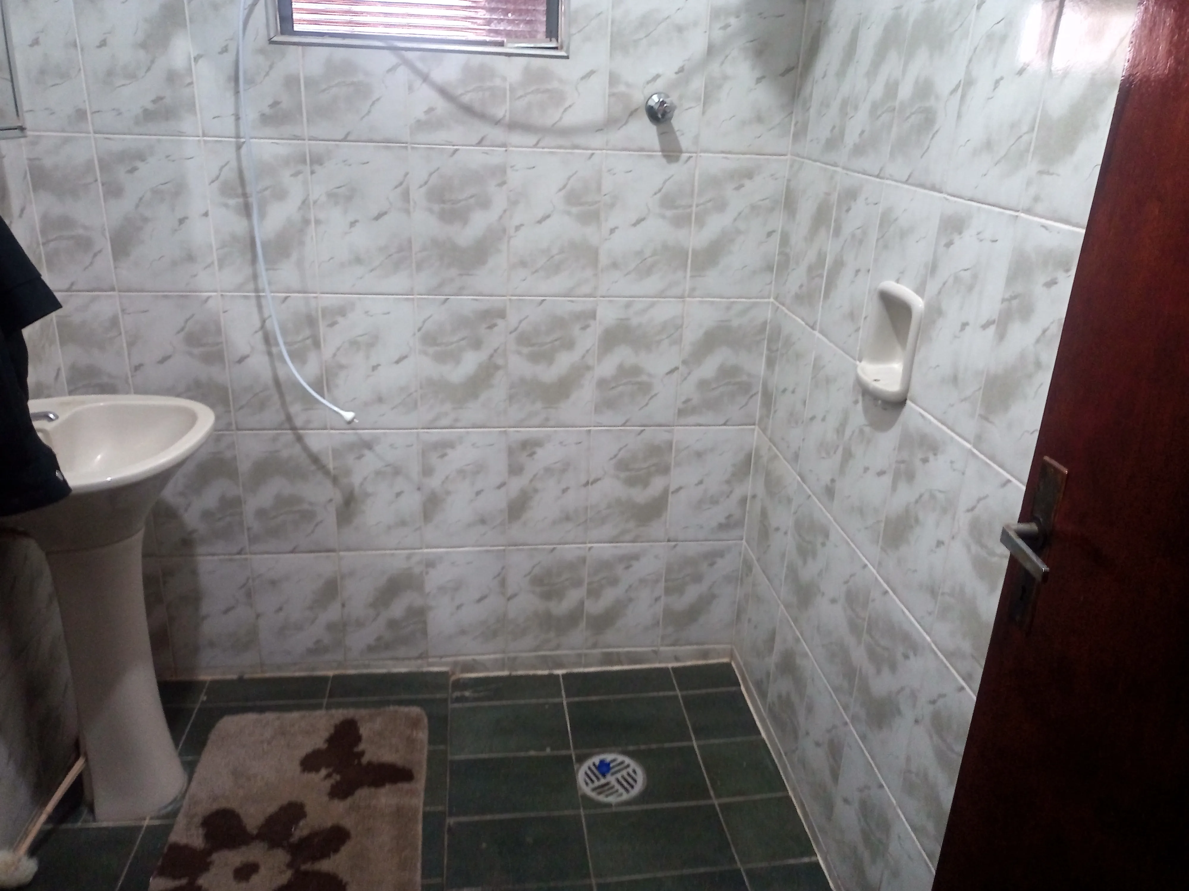 Chácara aconchegante com 3.600m², casa com laje, 4 quartos, 3 salas, 3 banheiros, churrasqueira, lugar para açude, córrego,  pomar com jabuticabeiras, abacateiros, mangueiras e belos arvoredos que proporcionam um ambiente bucólico, tranquilo e cheio de paz. Conta ainda com uma varanda com churrasqueira, perfeita para reunir amigos e familiares em momentos especiais. - foto 12