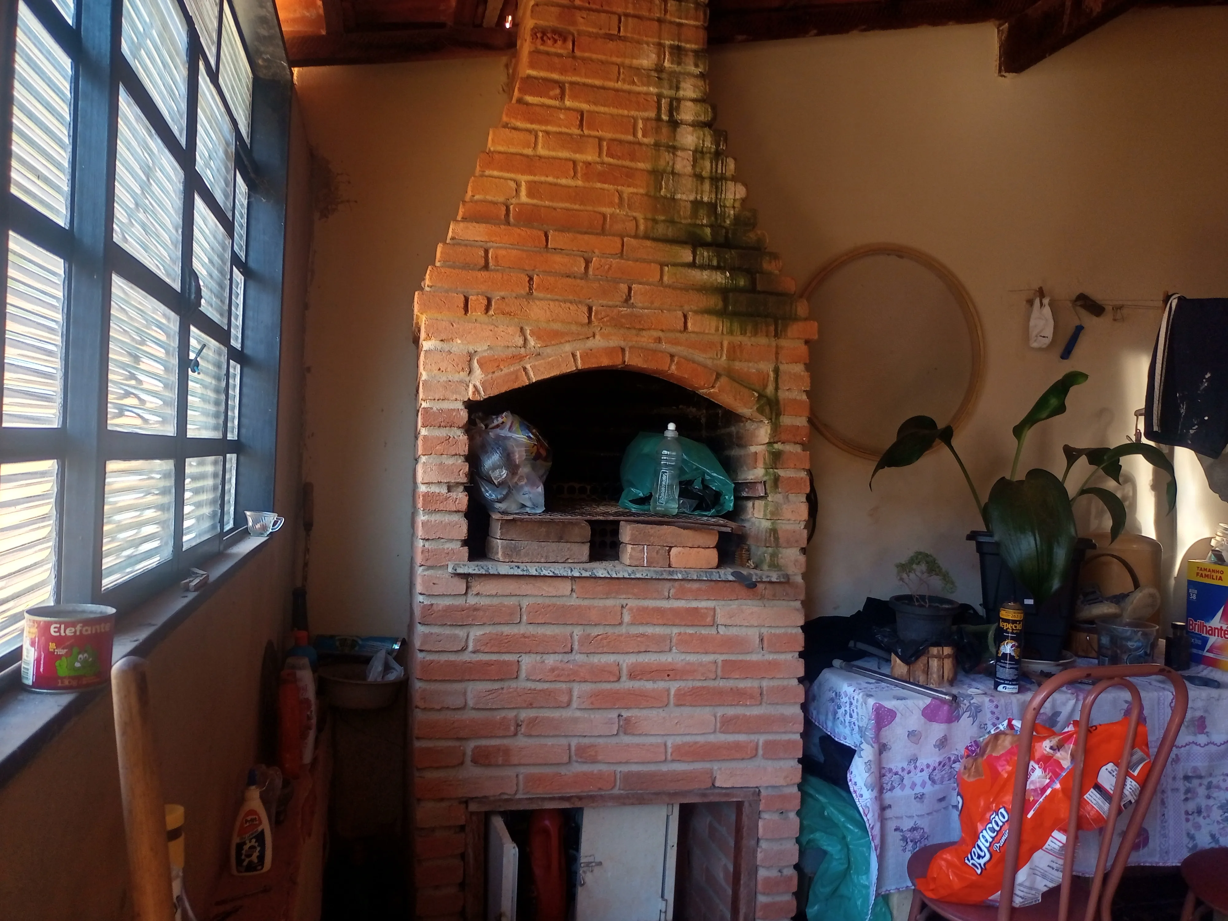 Chácara aconchegante com 3.600m², casa com laje, 4 quartos, 3 salas, 3 banheiros, churrasqueira, lugar para açude, córrego,  pomar com jabuticabeiras, abacateiros, mangueiras e belos arvoredos que proporcionam um ambiente bucólico, tranquilo e cheio de paz. Conta ainda com uma varanda com churrasqueira, perfeita para reunir amigos e familiares em momentos especiais. - foto 14