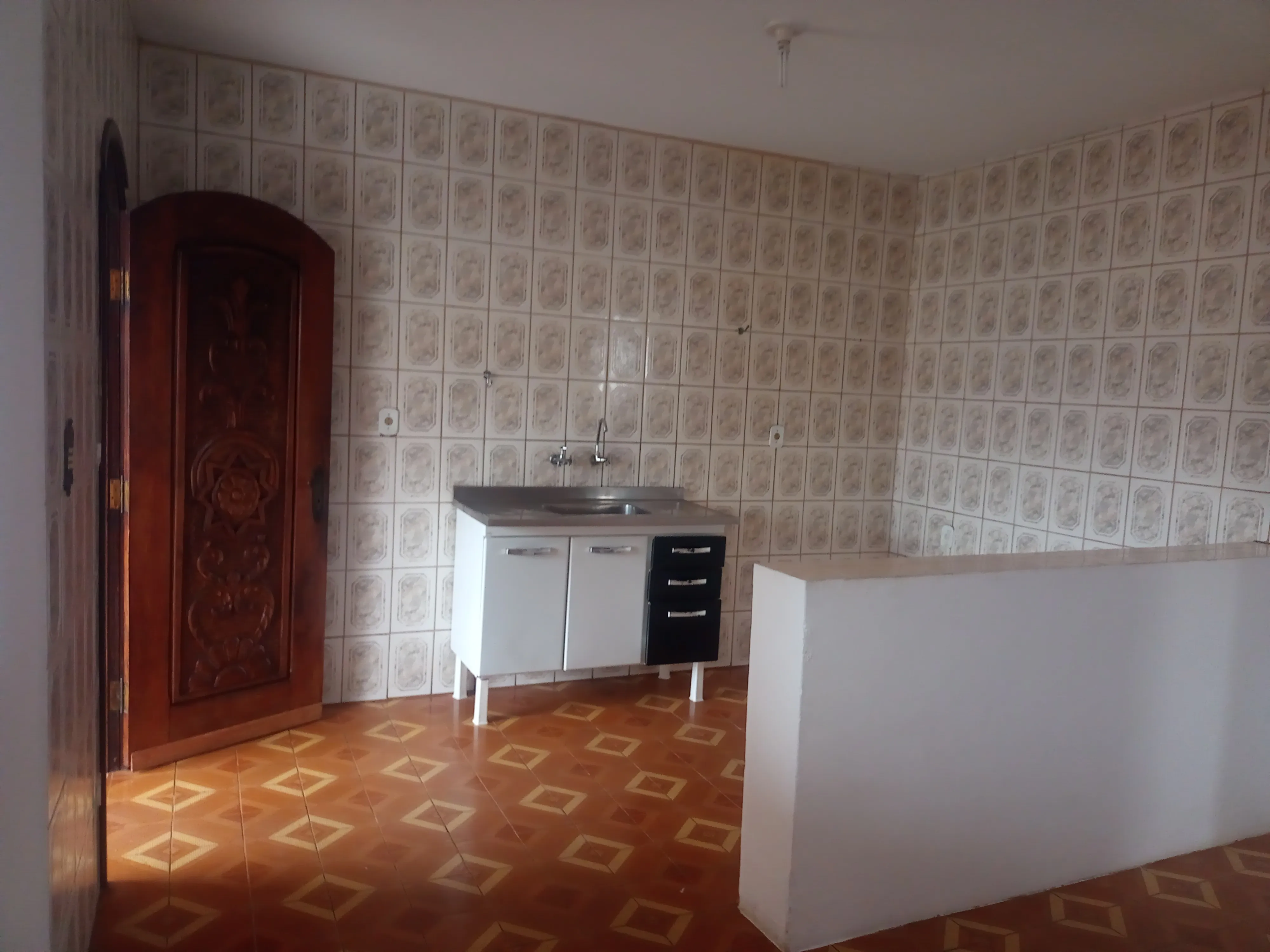 Chegou a oportunidade de morar em uma casa acolhedora, localizada na Vila Samambaia, com padrão não popular, cômodos grandes, 2 quartos, garagem, copa, cozinha, área de serviço ampla. - foto 2