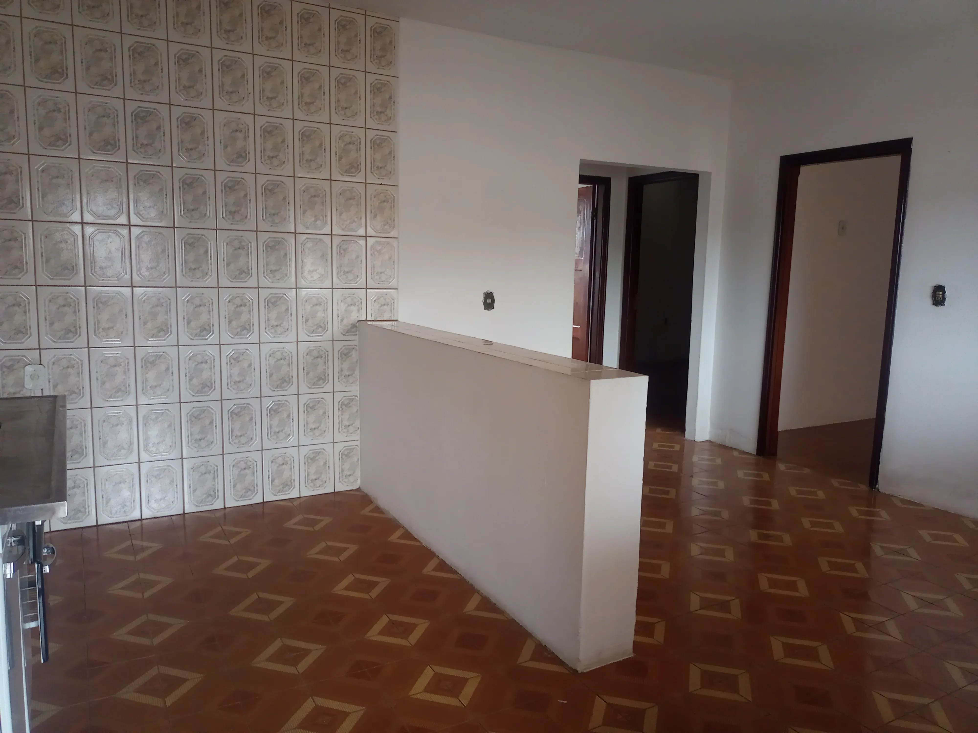 Chegou a oportunidade de morar em uma casa acolhedora, localizada na Vila Samambaia, com padrão não popular, cômodos grandes, 2 quartos, garagem, copa, cozinha, área de serviço ampla. - foto 3