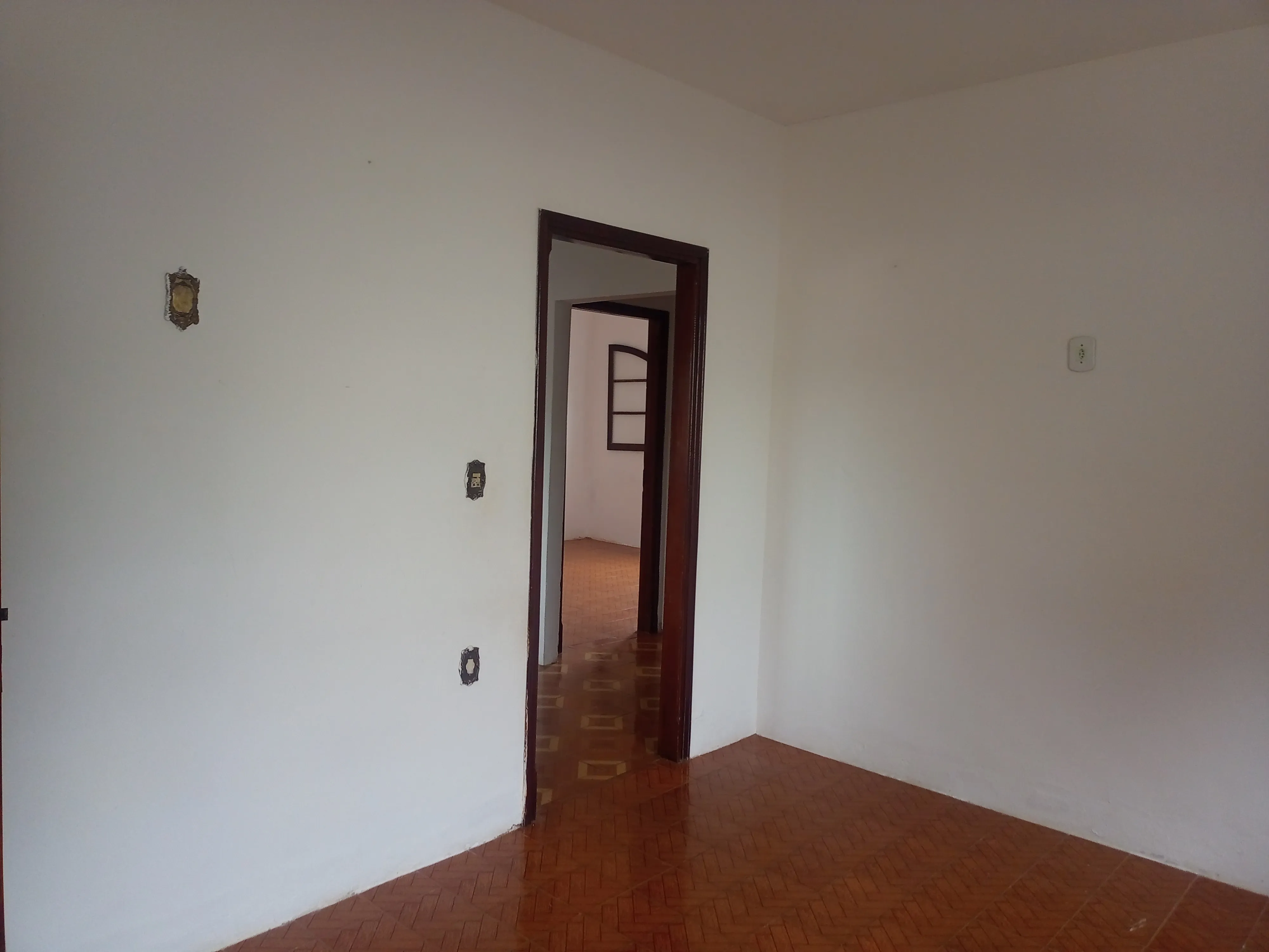 Chegou a oportunidade de morar em uma casa acolhedora, localizada na Vila Samambaia, com padrão não popular, cômodos grandes, 2 quartos, garagem, copa, cozinha, área de serviço ampla. - foto 4