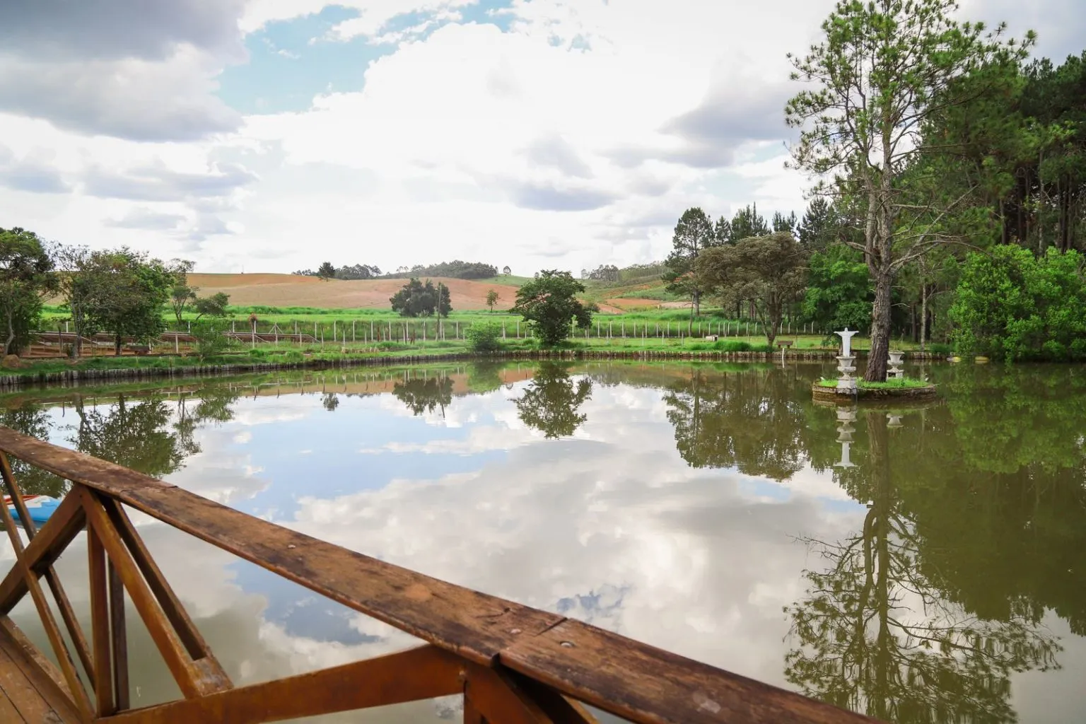 Para seu lazer ou para morar, terreno no Clube UVA, com 300m², assentado, localizado na parte alta, sem risco de alagamento.  O clube oferece a  seus associados piscina com toboágua, lanchonete, salão de festas, churrasqueira, campo de futebol, quadra poliesportiva e açude com peixes. - foto 2
