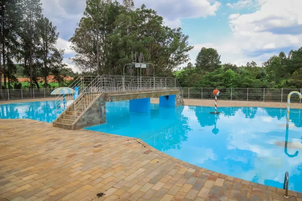 Para seu lazer ou para morar, terreno no Clube UVA, com 300m², assentado, localizado na parte alta, sem risco de alagamento.  O clube oferece a  seus associados piscina com toboágua, lanchonete, salão de festas, churrasqueira, campo de futebol, quadra poliesportiva e açude com peixes. - foto 3