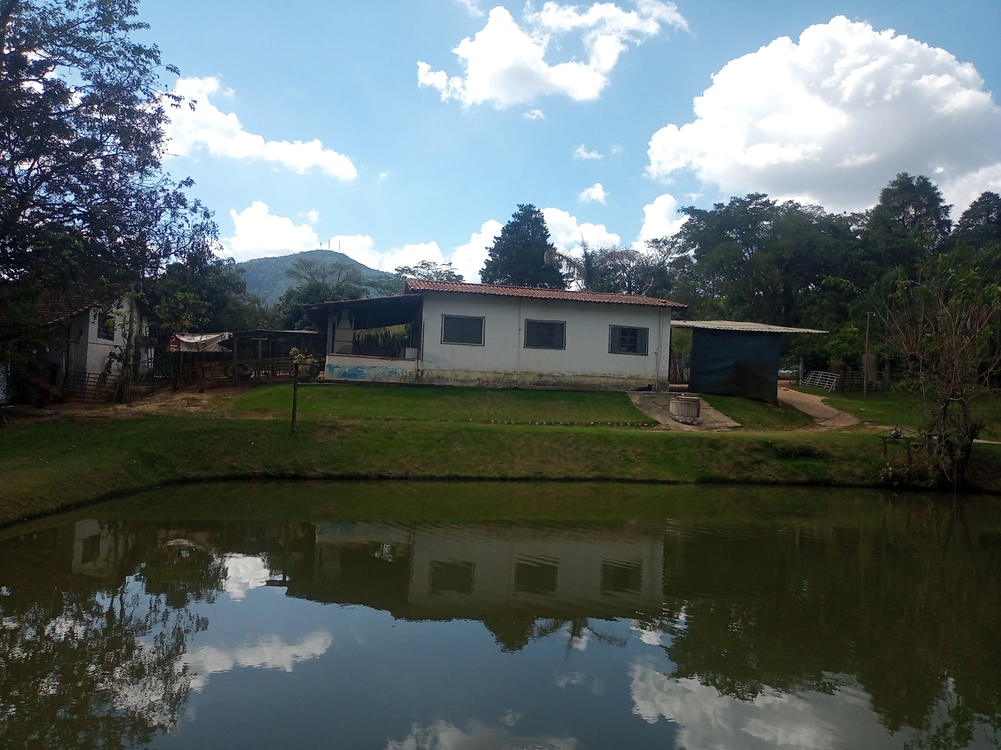 Esta charmosa chácara de 4.000 m² oferece o equilíbrio perfeito entre a comodidade da área...