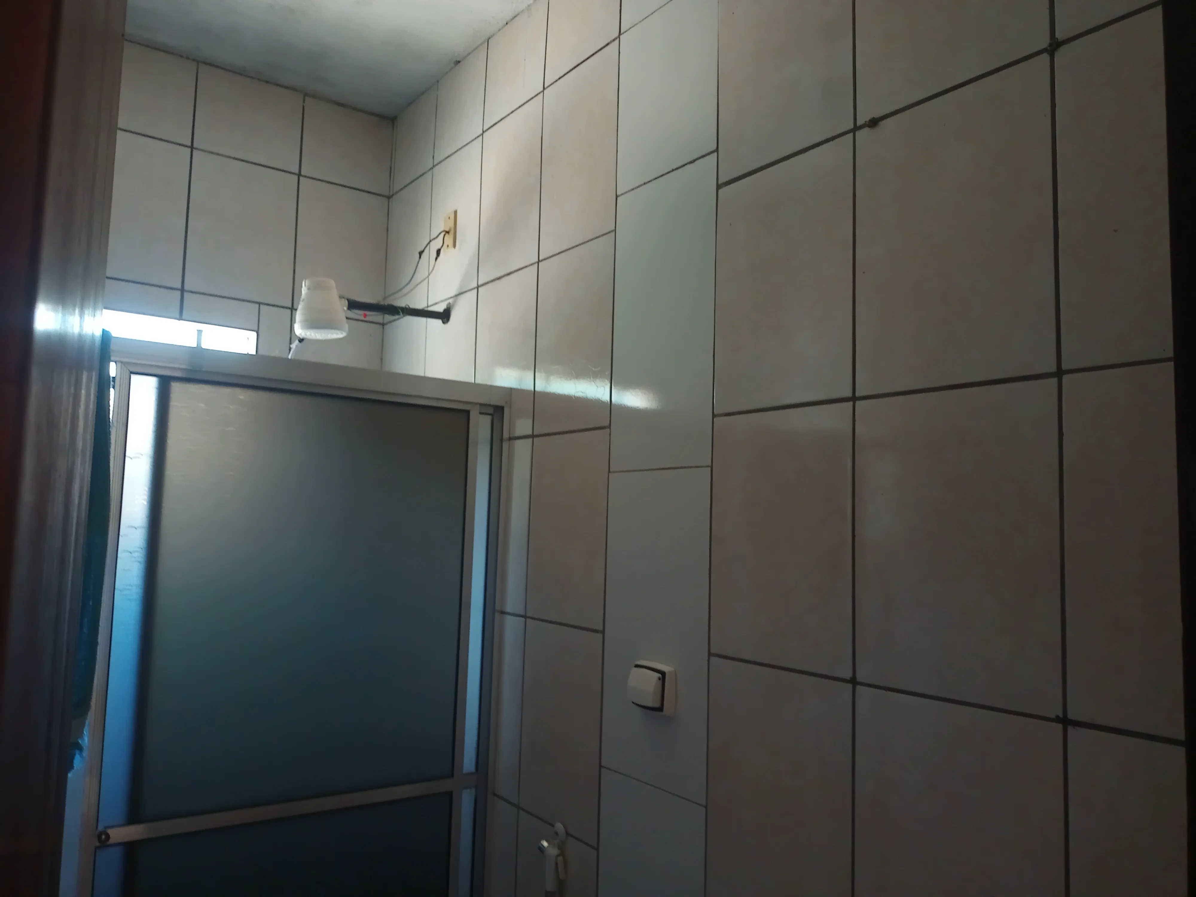 Esta charmosa chácara de 4.000 m² oferece o equilíbrio perfeito entre a comodidade da área urbana e a paz do ambiente rural. A propriedade conta com duas casas, 2 açudes para momentos de lazer e contemplação, além de pomar formado e área de pastagem, ideal para criar ou soltar seus animais com segurança e conforto.
Um espaço perfeito para quem busca contato com a natureza, privacidade e bem-estar sem abrir mão da praticidade de estar perto da cidade.
Entre em contato e vamos agendar uma visita. - foto 8