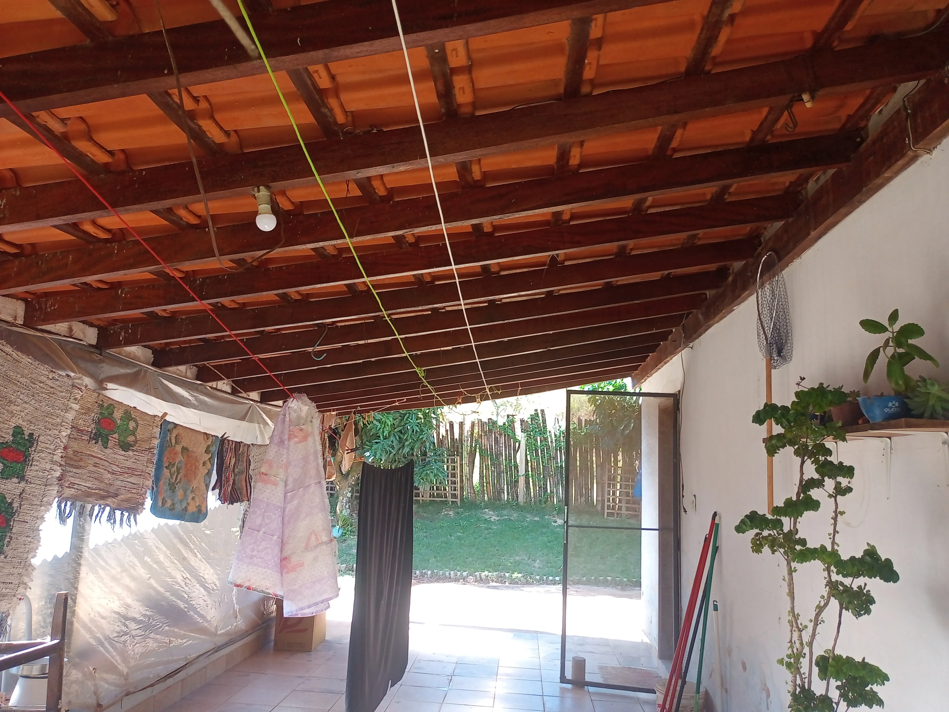 Esta charmosa chácara de 4.000 m² oferece o equilíbrio perfeito entre a comodidade da área urbana e a paz do ambiente rural. A propriedade conta com duas casas, 2 açudes para momentos de lazer e contemplação, além de pomar formado e área de pastagem, ideal para criar ou soltar seus animais com segurança e conforto.
Um espaço perfeito para quem busca contato com a natureza, privacidade e bem-estar sem abrir mão da praticidade de estar perto da cidade.
Entre em contato e vamos agendar uma visita. - foto 9