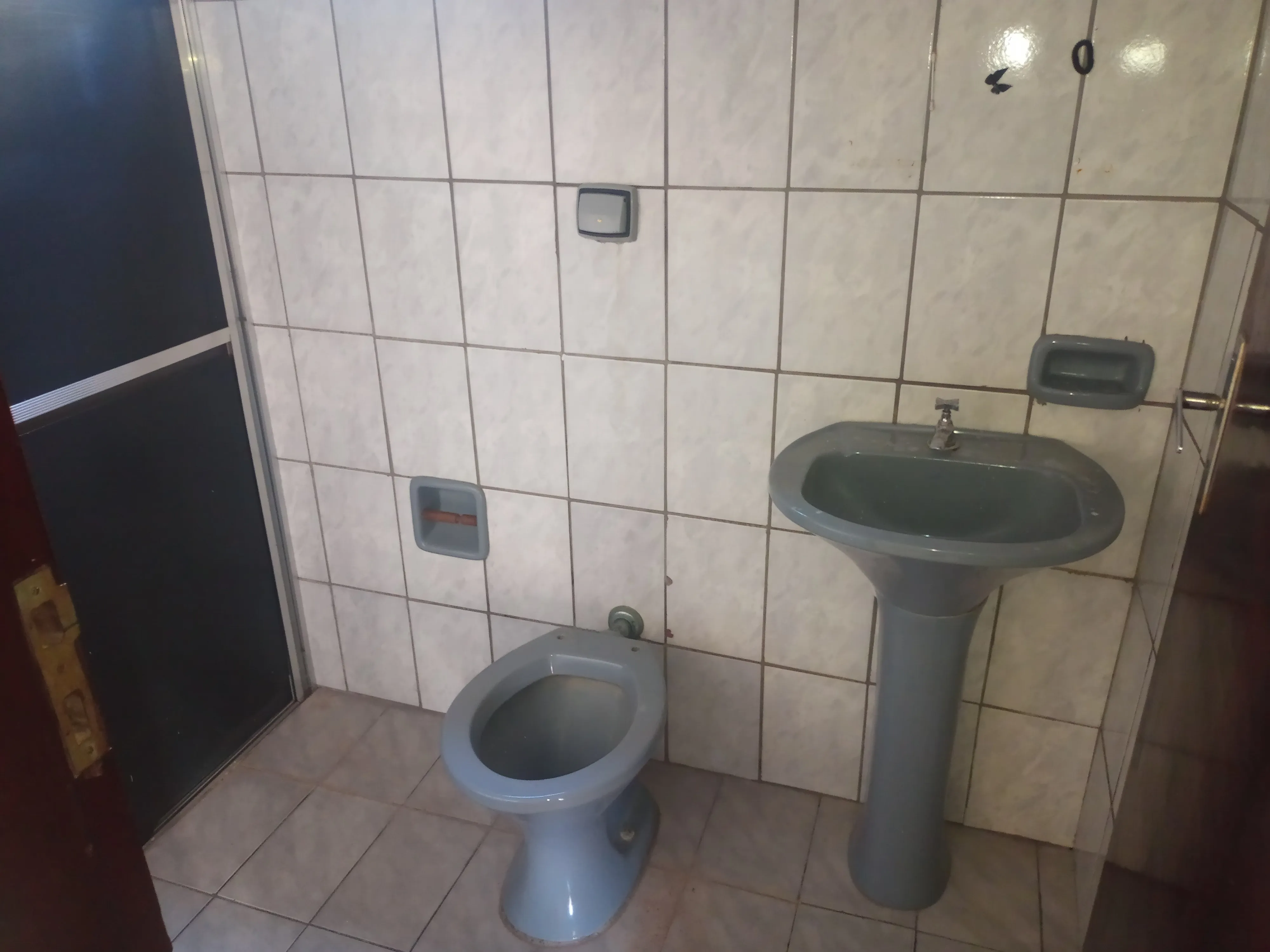 Esta casa é pra você que quer quartos grandes, 2 banheiros, 3 quartos,  um suite,  2 garagens, vista maravilhosa. - foto 1