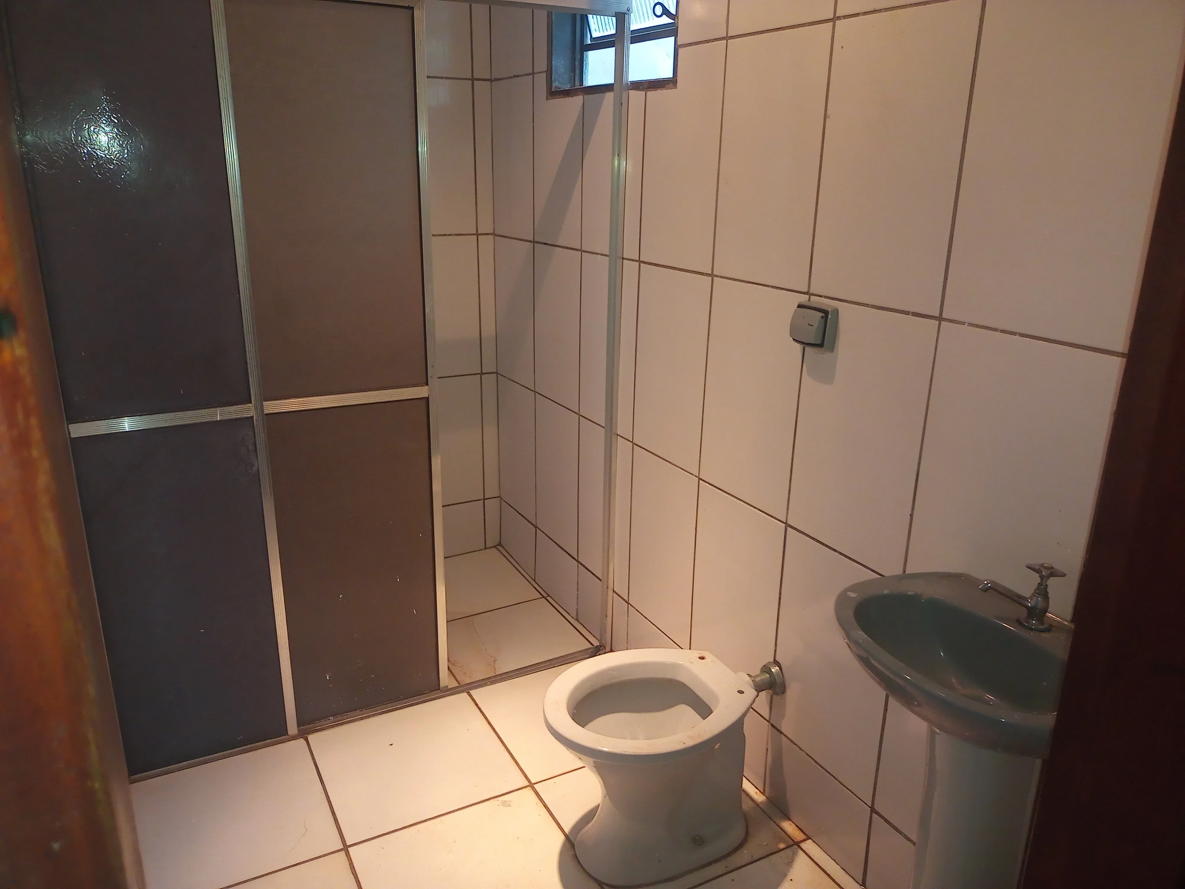 Esta casa é pra você que quer quartos grandes, 2 banheiros, 3 quartos,  um suite,  2 garagens, vista maravilhosa. - foto 3