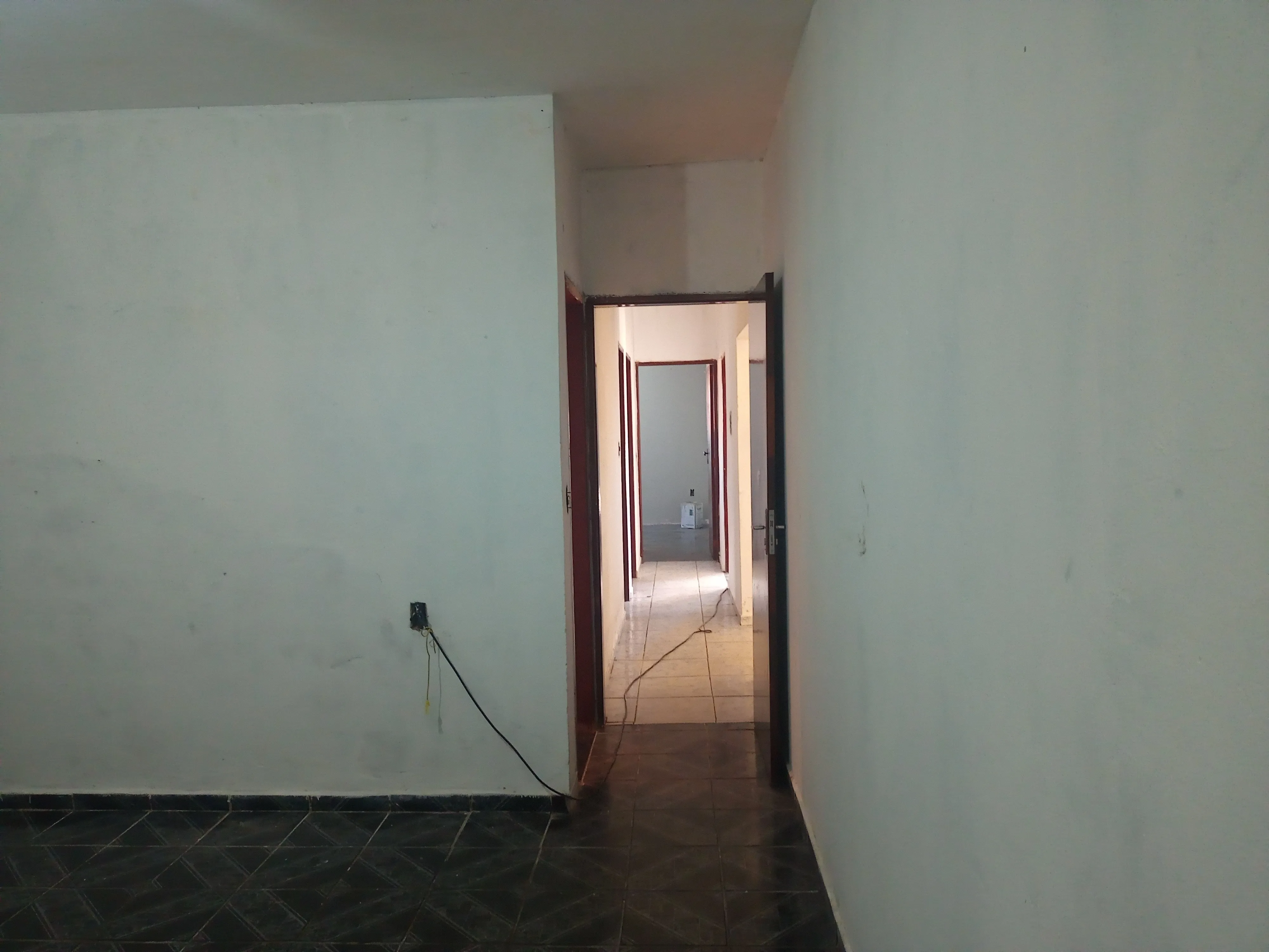Esta casa é pra você que quer quartos grandes, 2 banheiros, 3 quartos,  um suite,  2 garagens, vista maravilhosa. - foto 4