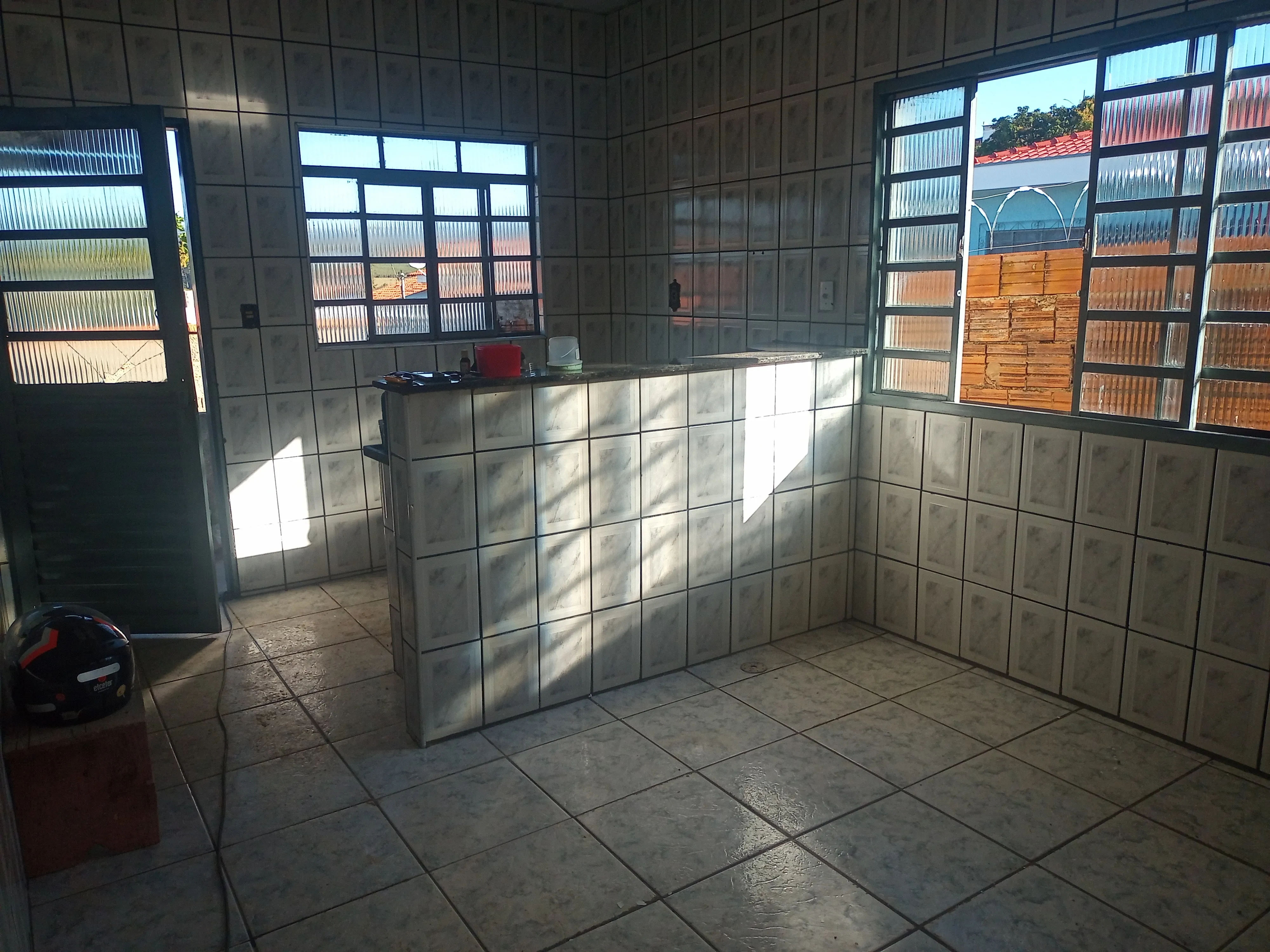Esta casa é pra você que quer quartos grandes, 2 banheiros, 3 quartos, um suite, 2 garagens,...