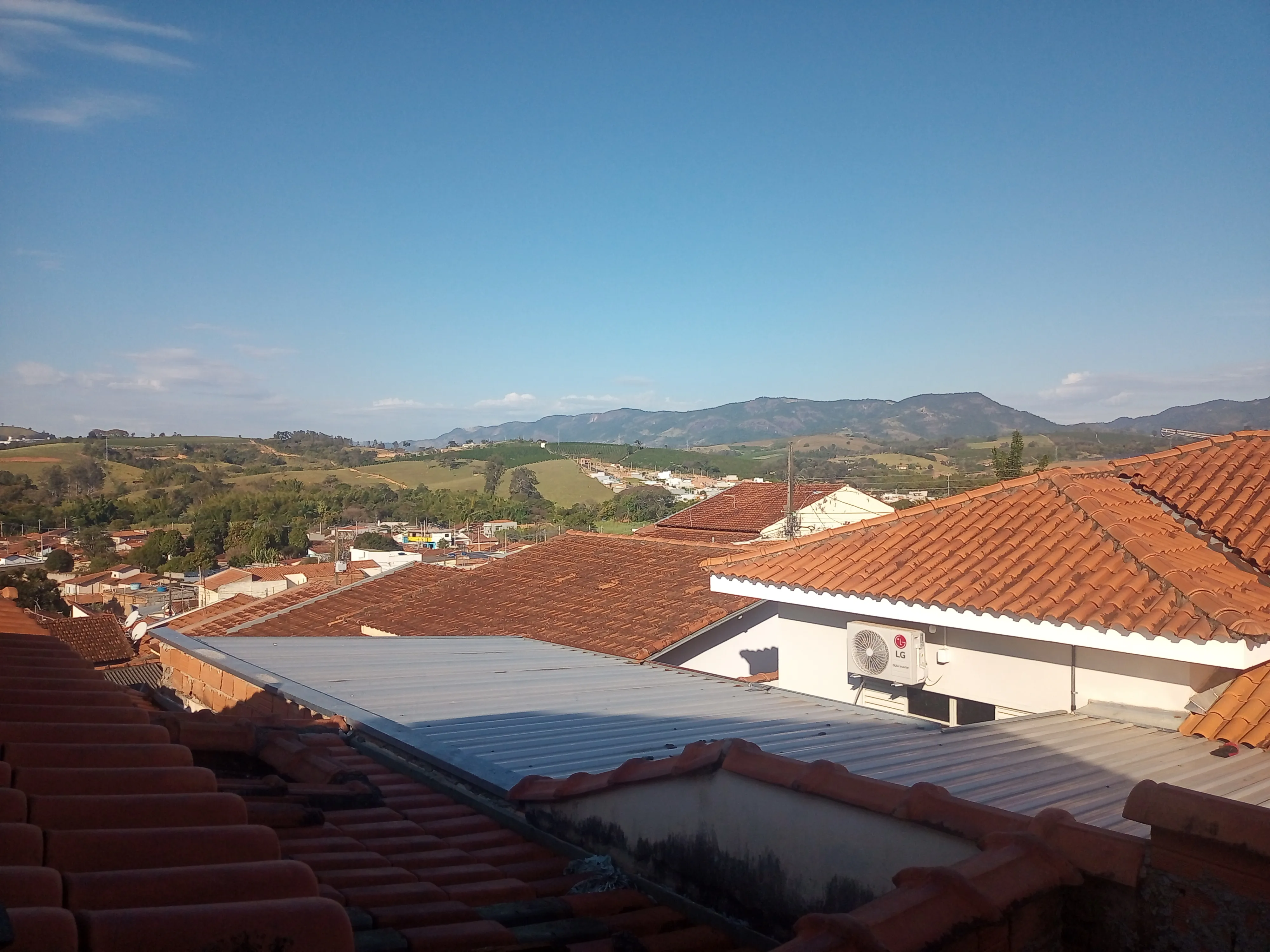 Esta casa é pra você que quer quartos grandes, 2 banheiros, 3 quartos,  um suite,  2 garagens, vista maravilhosa. - foto 6