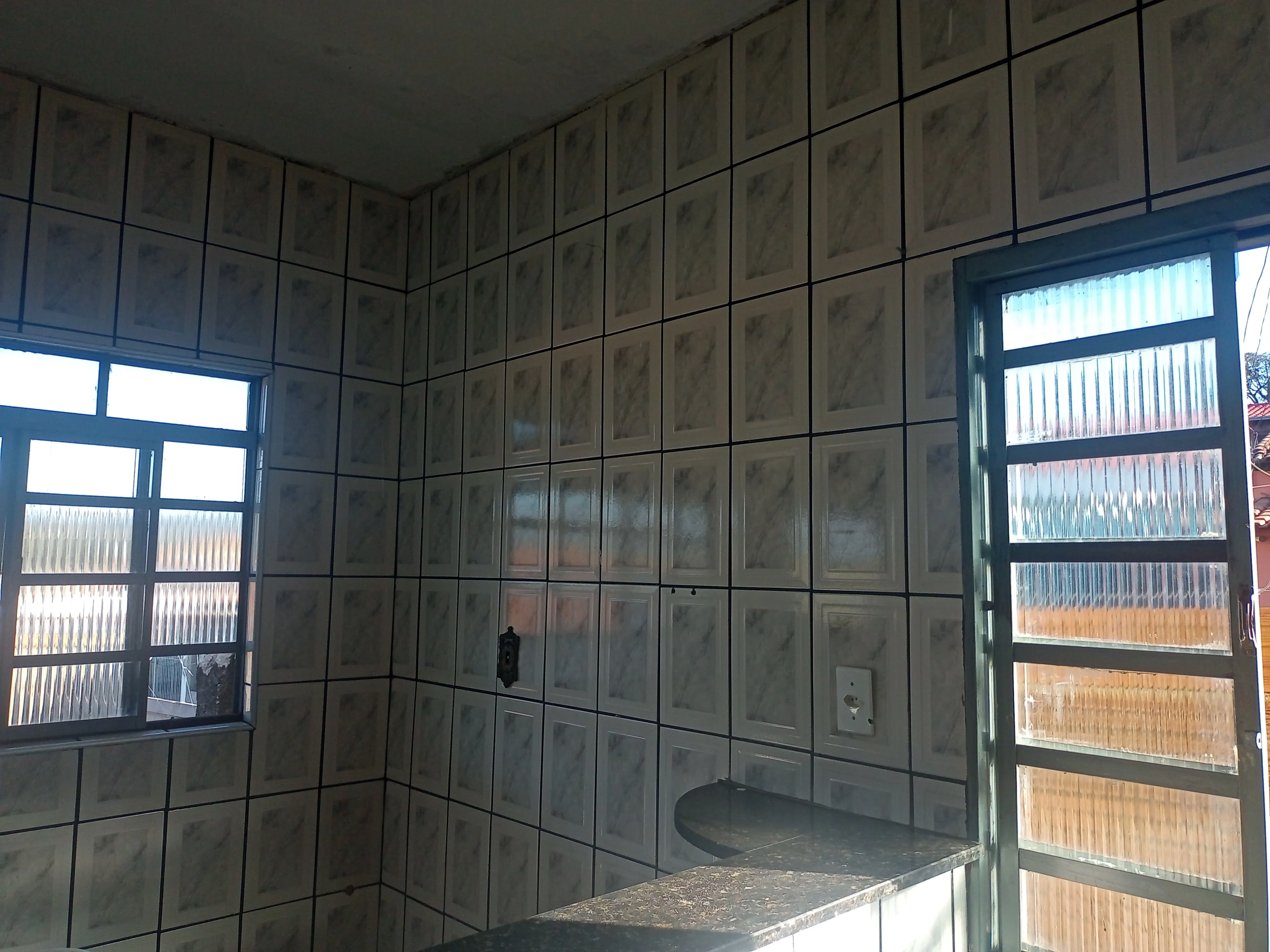 Esta casa é pra você que quer quartos grandes, 2 banheiros, 3 quartos,  um suite,  2 garagens, vista maravilhosa. - foto 7