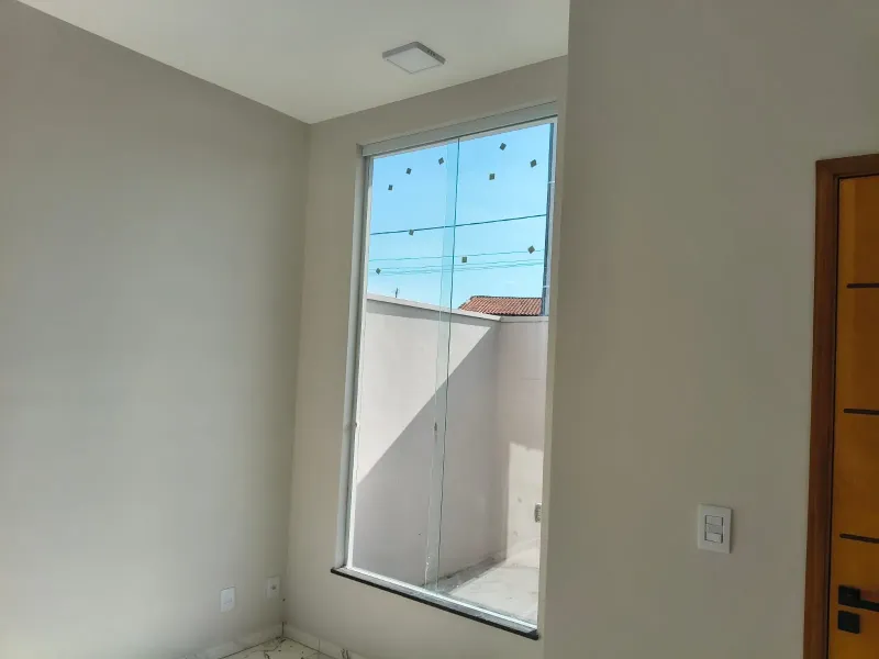 Conforto e beleza, para o bem-estar de sua família. Casa com 2 quartos, duas garagens,novíssima, churrasqueira para encontros agradáveis com seus amigos e familiares. - foto 4