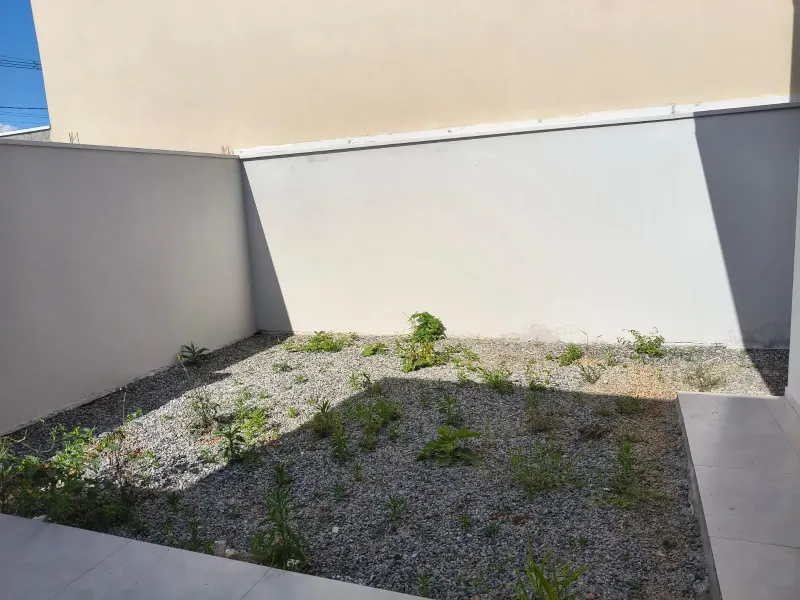 Conforto e beleza, para o bem-estar de sua família. Casa com 2 quartos, duas garagens,novíssima, churrasqueira para encontros agradáveis com seus amigos e familiares. - foto 5