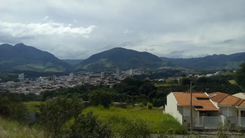 Terrenos no Jardim Ipê, com vista panorâmica para as serras e centro da cidade, solo duro econômico para construir, com testada variando entre 10m a 14m:  300m² por R$230.000,00;  200m² por R$150.000,00 e 100m² por 100.000,00 - foto 1