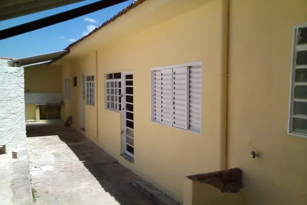 Trocam-se estas 2 casas por terras ou lotes. Escritura separada, separados também água, luz e...