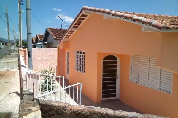 Trocam-se estas 2 casas por terras ou lotes. Escritura separada, separados também água, luz e quintal. Vaga para 4 automóveis, espaço para ampliação das casas. Rendem 2 alugueis. - foto 3