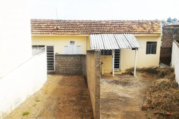 Trocam-se estas 2 casas por terras ou lotes. Escritura separada, separados também água, luz e quintal. Vaga para 4 automóveis, espaço para ampliação das casas. Rendem 2 alugueis. - foto 4
